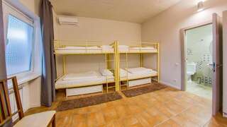 Гостевой дом ЧипВип Сочи Кровать в общем номере с 4 кроватями-6
